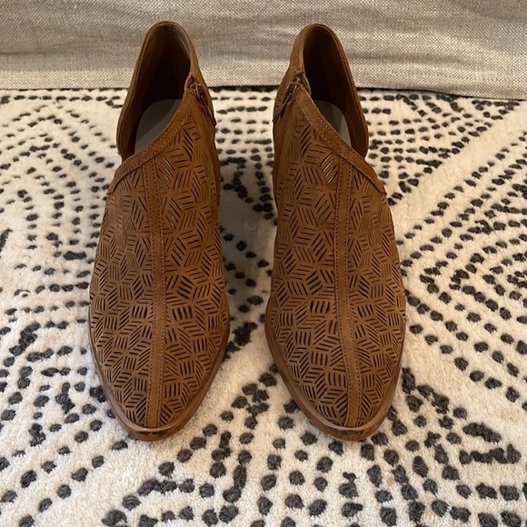 1.State IDDAH perforated brown suede cutaway booties sz 8M/38 - Picture 3 of 10